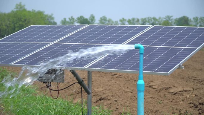 受厄尔尼诺现象影响，干旱时期农田地水泵用太阳能电池板。