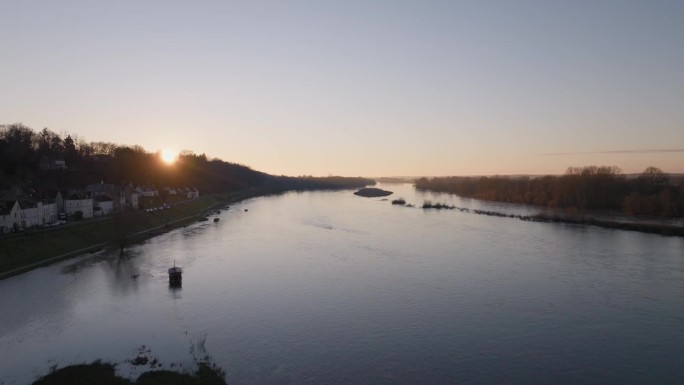法国卢瓦尔河畔肖蒙卢瓦尔河谷的航拍照片。