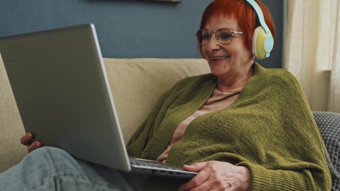 快乐的奶奶在视频通话中微笑