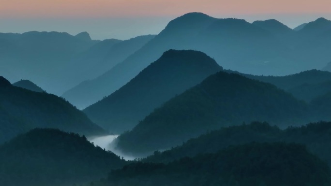 早晨日出前的山脉高山峰山脉连绵秋天