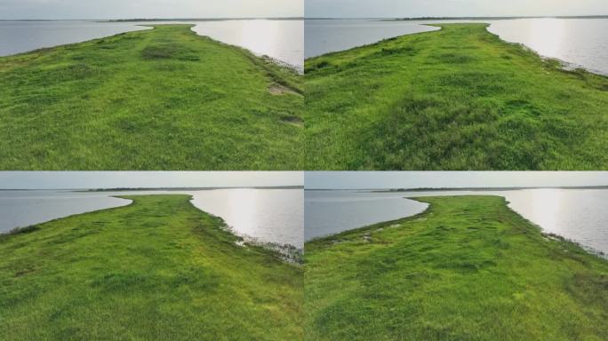 空中无人机拍摄的湖面上的绿色小岛。