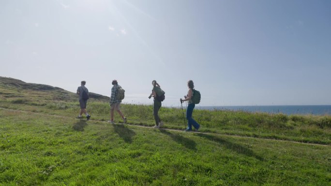 一家人在英国多塞特郡侏罗纪海岸的海边悬崖上徒步旅行