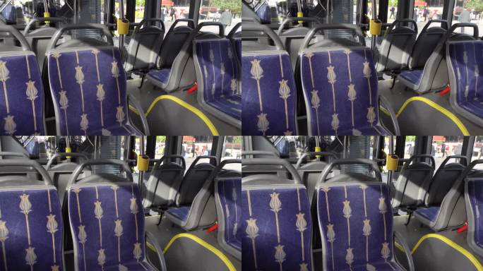 空无一人的城市公交车上的蓝色座位。
