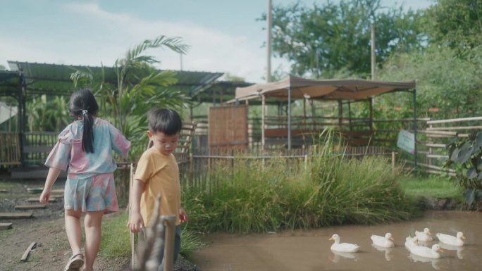 多元文化的亚洲男孩和女孩开始快乐的农场探索。