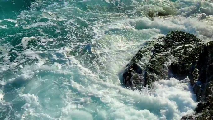 海浪拍打着岩石。海泡石。风暴