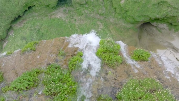 悬崖上瀑布的空中无人机视图