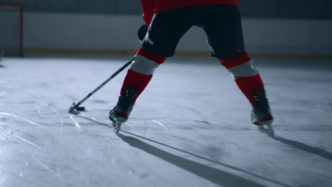 专家冰球运动员展示了令人印象深刻的速度，通过射击，打击，并在溜冰场上用曲棍球棒击打冰球。运动员进球与