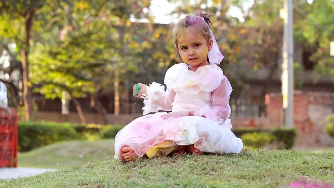 女婴在公园外面用粉彩玩胡里节