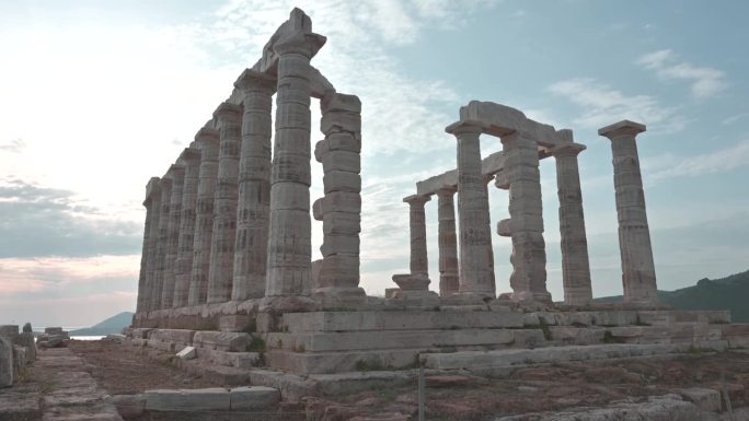帕台农神庙是一座希腊神庙，坐落在雅典卫城上，献给城市的保护者雅典娜女神