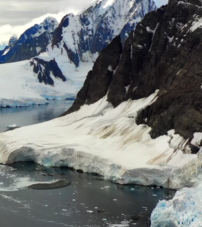 垂直拍摄南极与水和雪山在南极海洋。