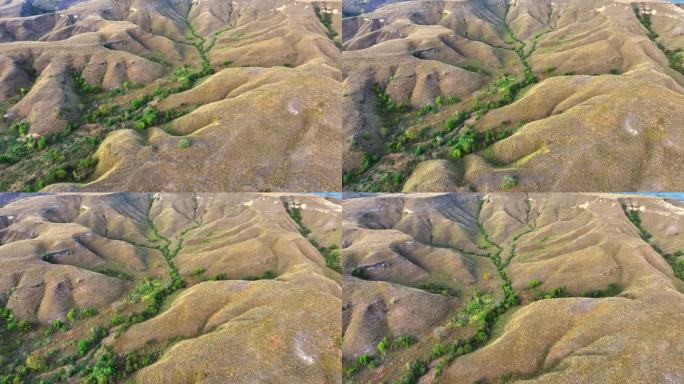 空中无人机拍摄的印尼松巴岛武吉沃林丁草地和山丘的日出景象