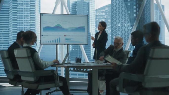 办公室会议室演示:女商人演讲，用电视屏幕展示公司增长与大数据分析，图表，图表，信息图表。电子商务经营