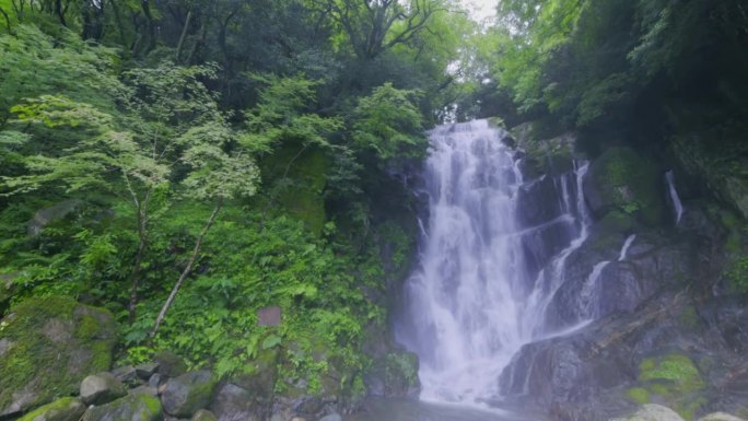 福冈县的负离子瀑布(伊德岛白东瀑布)