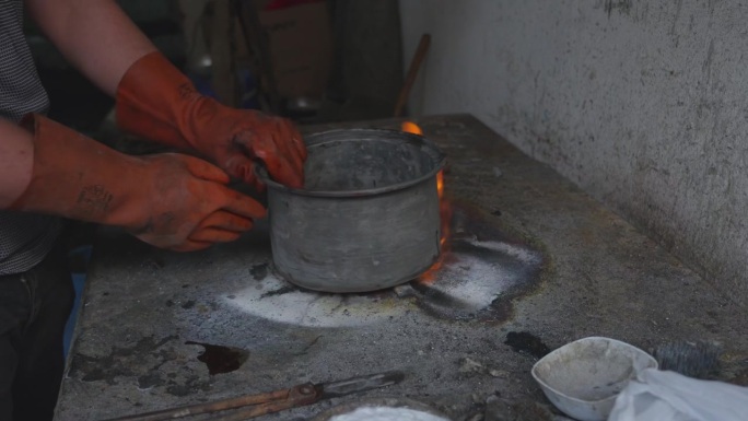 在土耳其的历史名城Şanlıurfa，在锡匠市场，小商店用传统的方法制作锅和锅。