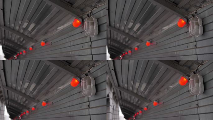 建筑工地行人专用区的一排红灯。