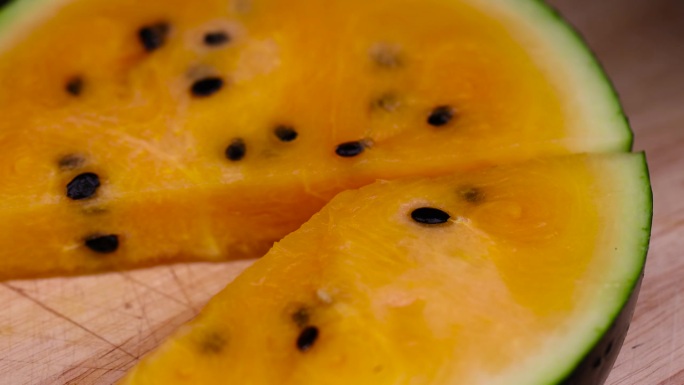 成熟的桔黄色西瓜，有黑色的果核