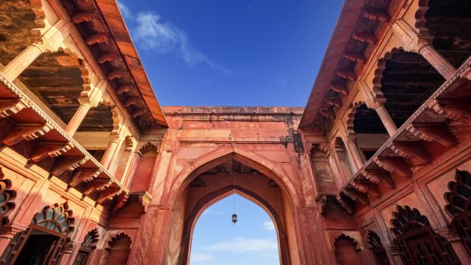 阿格拉堡城门时间流逝在一个蓝天的日子。印度阿格拉。