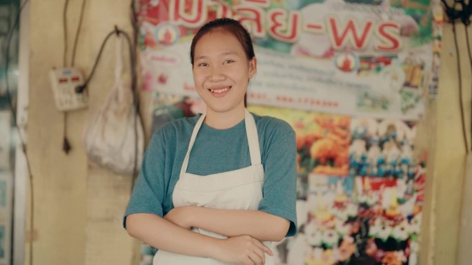 在曼谷花卉市场，亚洲妇女在卖五颜六色的花环。