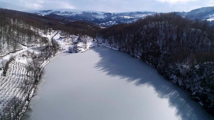 山上结冰湖的航拍照片