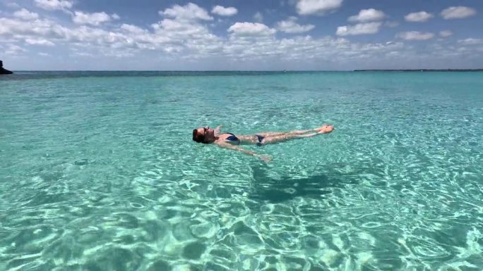 女人在加勒比海享受假期时光