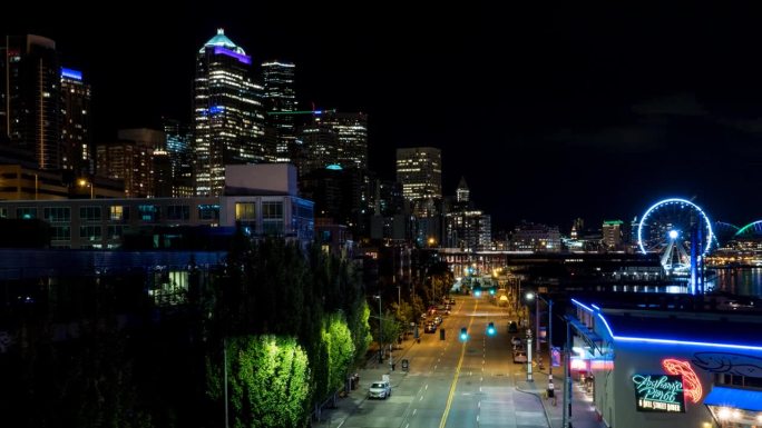 西雅图码头和夜间天际线的超缩图