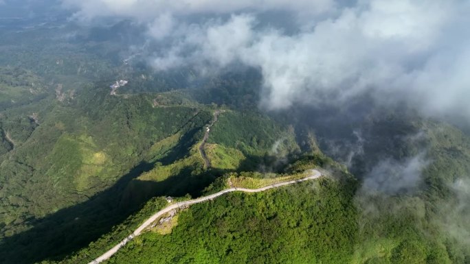 鸟瞰山坡上的道路，山的最高点在完全被森林覆盖的山脉中是美丽的，克卢德火山和蓝色的火山口，克卢德火山，