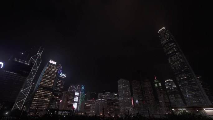 夜空下的香港摩天大楼全景图