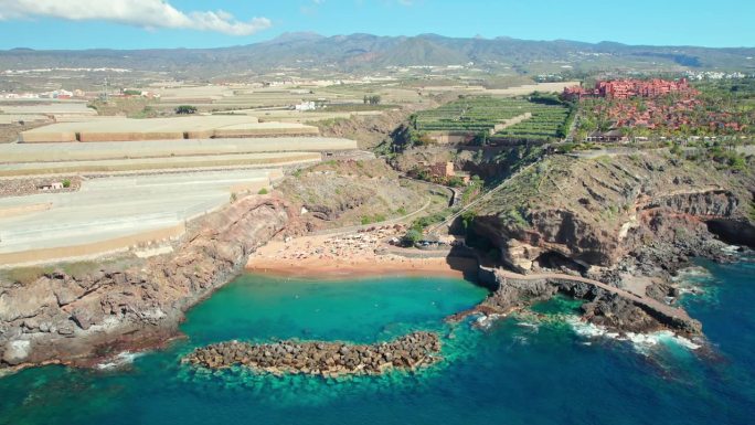 西班牙加那利群岛特内里费岛的普拉亚奥巴马海滩鸟瞰图