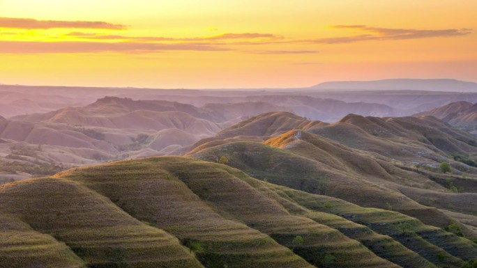 日出的场景移动的云希里乌库悬崖日落的场景，松巴岛，印度尼西亚东部