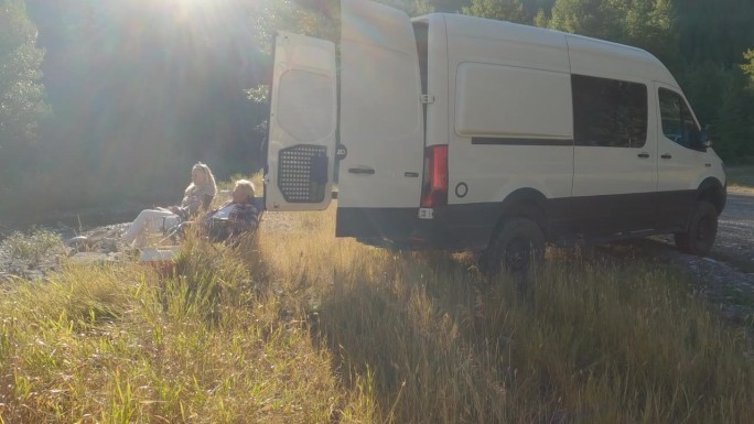 成熟的夫妇在露营车旁放松