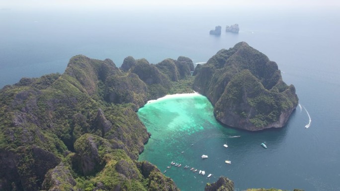 4K航拍的玛雅湾海滩(海滩)在Koh Phi Phi Leh / Lee，甲米，泰国