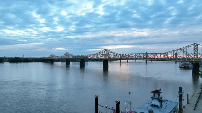 日出时路易斯维尔渡轮的航拍视频，吊杆高达四座桥