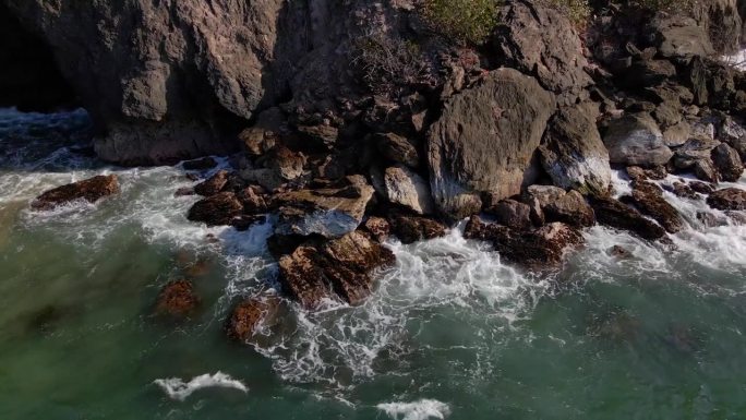 从空中俯瞰，大海撞击着海边的岩石。海泡石。4K无人机视频