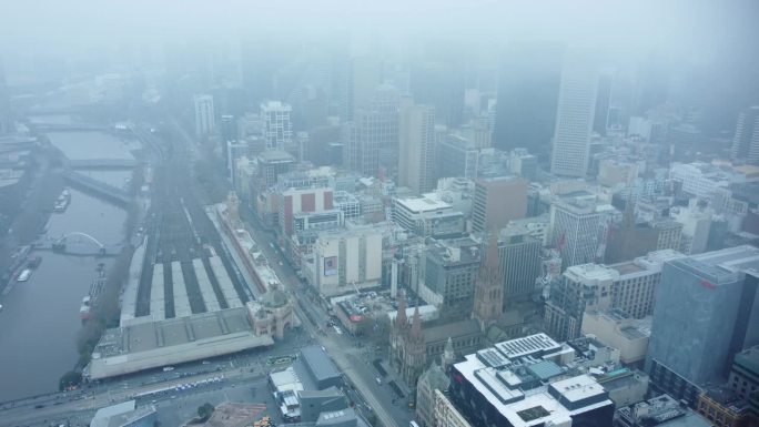 墨尔本城市弗林德斯街雾蒙蒙的早晨空中冬天