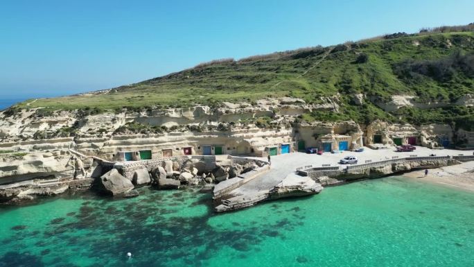 古色古香的渔港和海滩俯瞰地中海在达赫莱特科尔罗特湾，戈佐岛，马耳他