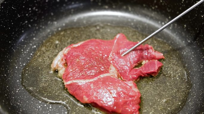 用香草黄油、胡椒和迷迭香煎牛肉片。煎肉排。特写镜头。煎牛眼肋排。菲力牛排。制作原味安格斯肋眼。食物配