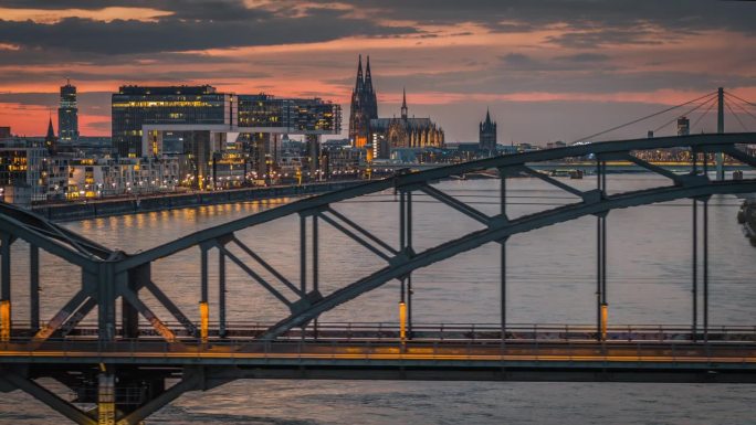 黄昏时分，莱茵港和科隆大教堂照亮了科隆的天际线