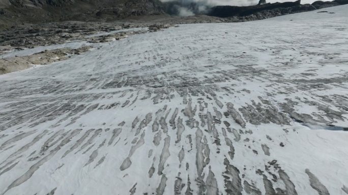 在冰川上空飞行的无人机视图，从云层上看出去