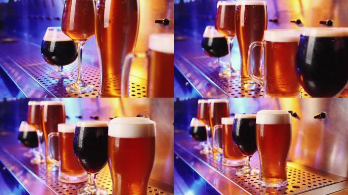 深色啤酒和窖藏啤酒的啤酒杯特写图片。有选择性的重点。清凉的饮料。茶点。酒吧，酒吧氛围