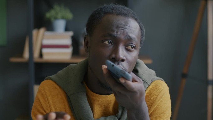 一个非洲裔美国人在公寓里说话，录音，听音频聊天