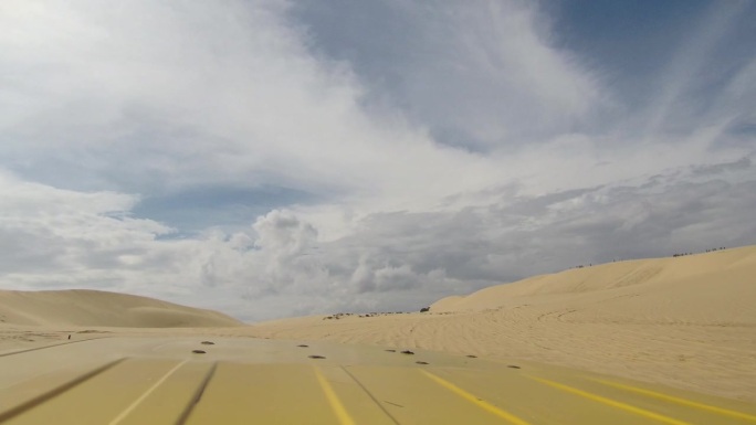 在越南美奈镇的沙丘上，汽车撞沙丘。
白天，极限冒险车行驶在沙漠上。