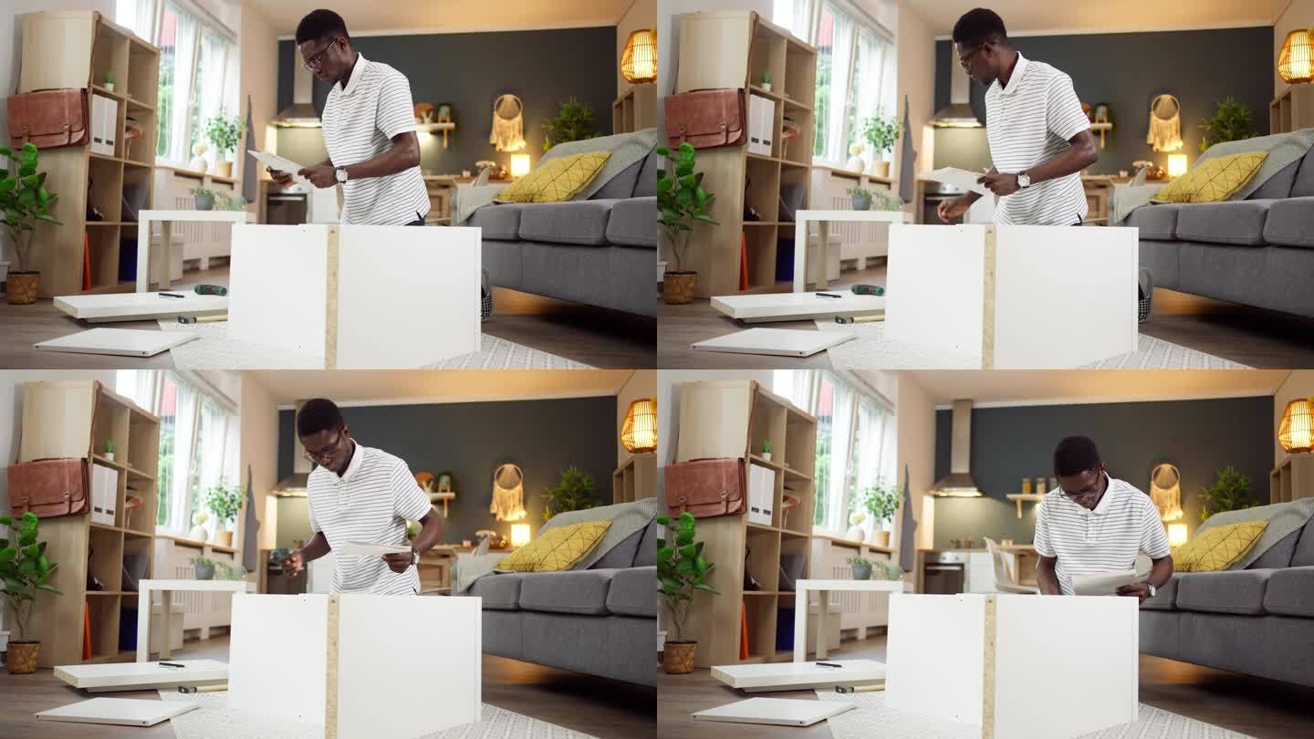 非洲裔美国人一边阅读说明书，一边在公寓里组装新家具
