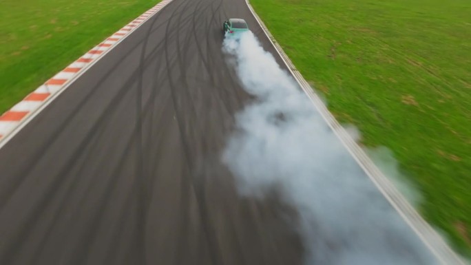 POV无人机高空鸟瞰图，赛车赛道跟随一辆汽车上升的尘雾