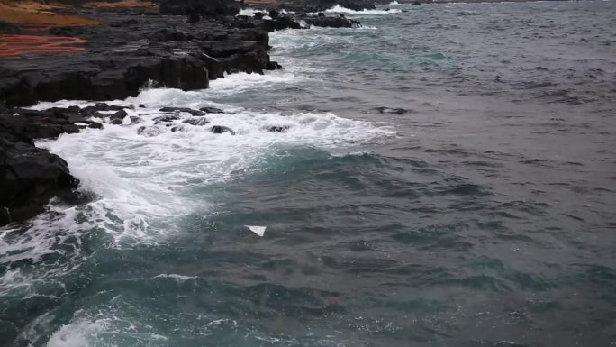 在济州岛的海月石盐池附近，可怕的海浪拍打着海面