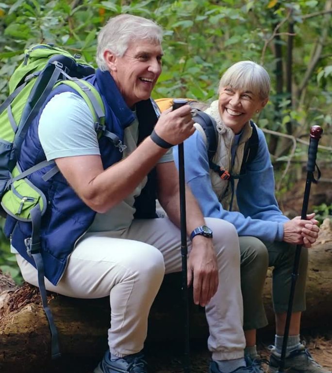 徒步旅行，爱情和老年夫妇在森林里放松，在大自然中冒险，自由和旅行。徒步旅行，背包客和老人在丛林中休息