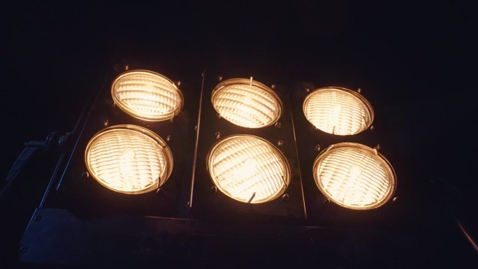 [Z02] -专业照明设备-灯打开