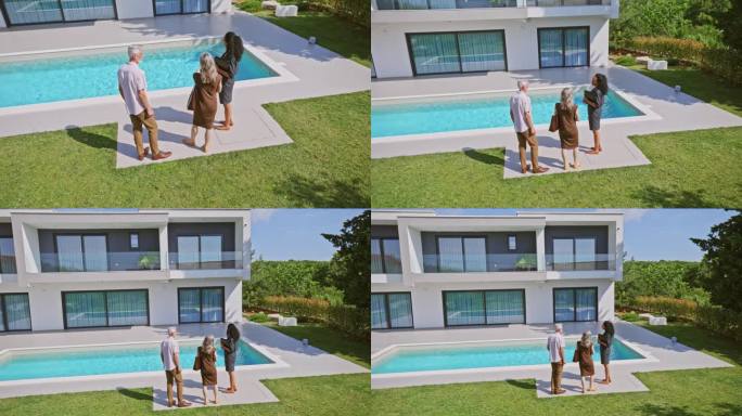 女房地产经纪人向一对站在后院的夫妇展示一栋带游泳池的现代住宅