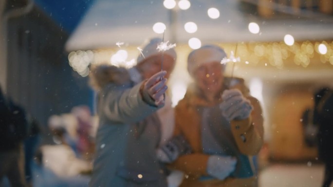 下雪的时候，妇女们在圣诞市场上欣赏炫目的烟花