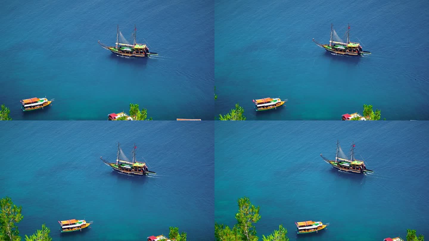 游艇在阿拉尼亚港平静的水面上巡游。Gulet是一艘传统设计的双桅木制帆船，来自土耳其西南海岸，在沿海