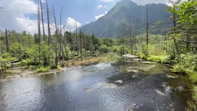 上高地是日本长野县西部飞驒山脉内的一个偏远的山地高地山谷。日本徒步旅行和徒步旅行。